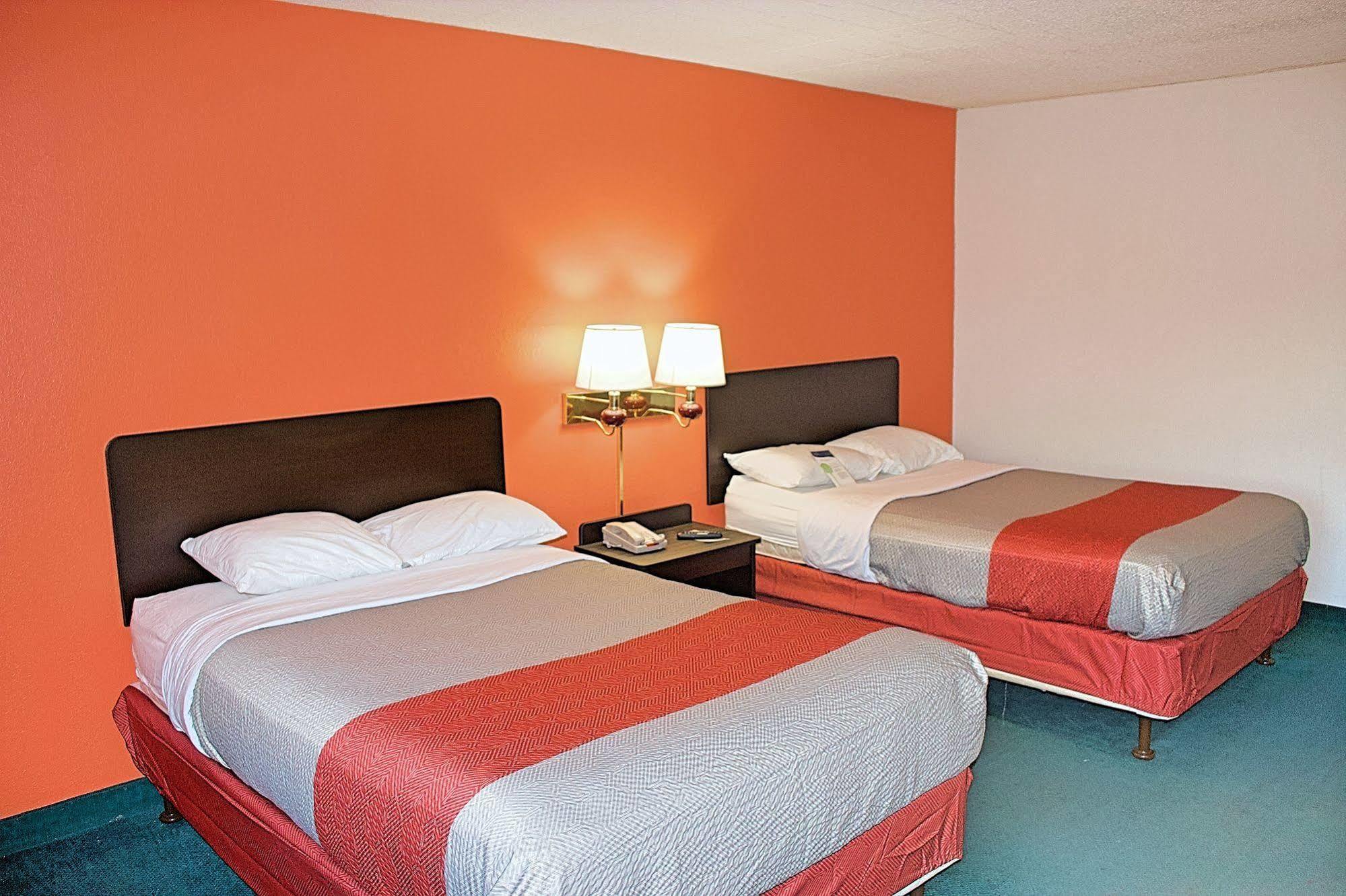 Motel 6-New Stanton, Pa מראה חיצוני תמונה